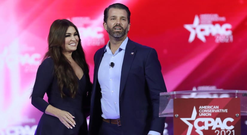 Kész, vége: kirúgja Trump a súlyos botrányokba keveredett emberét, aki az elnök fiának a jegyese volt