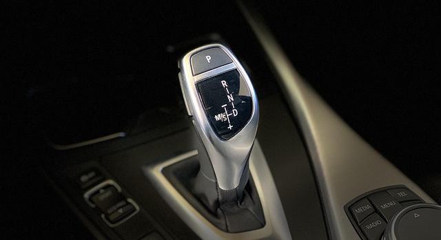 Vajon helyettesíti az automata váltó P állása a kéziféket? Erre figyeljen, ha nem akar egy kisebb vagyont fizetni