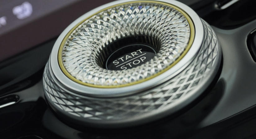 Itt vannak az első fotók a Bentley villanyautójáról