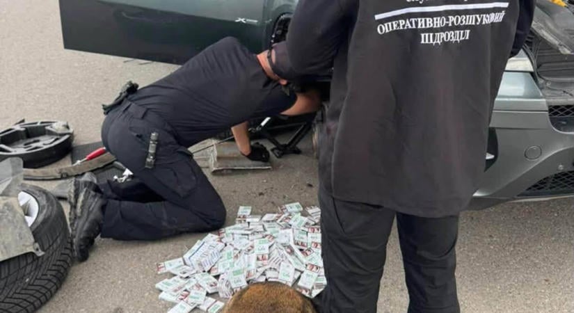 Több mint 2300 doboz cigarettát találtak egy BMW rejtekhelyén Nagypaládnál