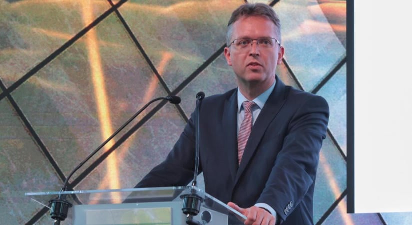 Hankó Balázs akár egy hónapot a parlamentben maradhat?
