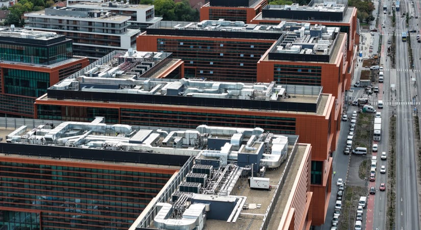 Megtérülési számítások nélkül vett 500 milliárdért irodaházakat az Orbán-kormány