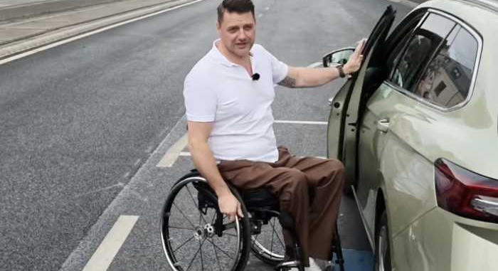 Kiment egy kerekesszékes az újpesti parkolóhoz, és nyíltan kimondta, kinek van igaza