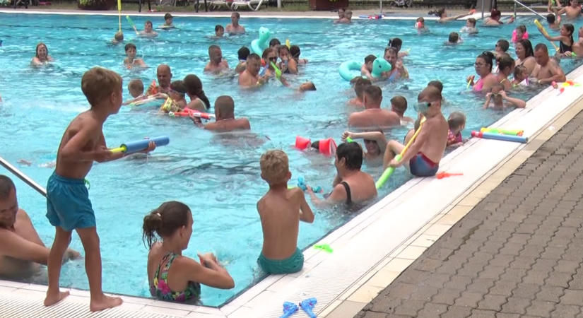 Vízipisztoly, DJ és koktélbár a strandon