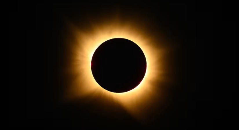 6 perc 23 másodperces sötétség és 41 fokos pokol: a 2114-ig megdönthetetlen teljes napfogyatkozás miatt 2000 fontos éjszakánkénti árakkal rabolják le Luxort a turisták
