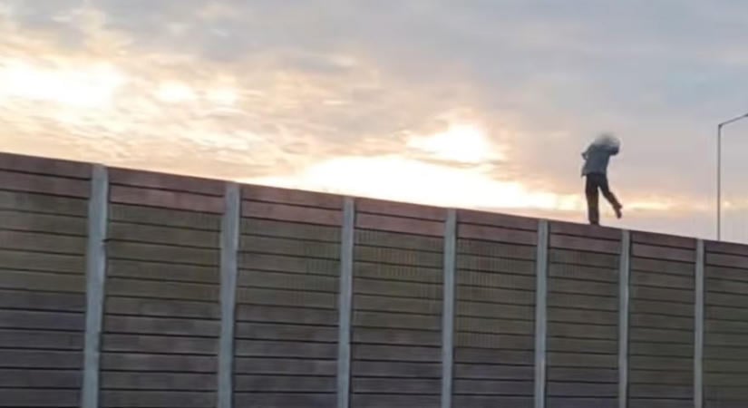 Videó: A zajvédő fal tetején táncolt egy férfi az M0-son