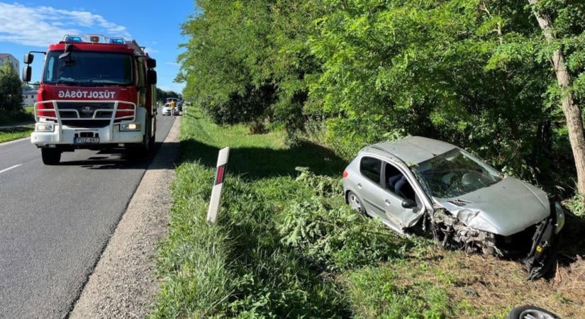 Árokba sodródott, majd felborult egy autó – tűzoltók érkeztek a helyszínre