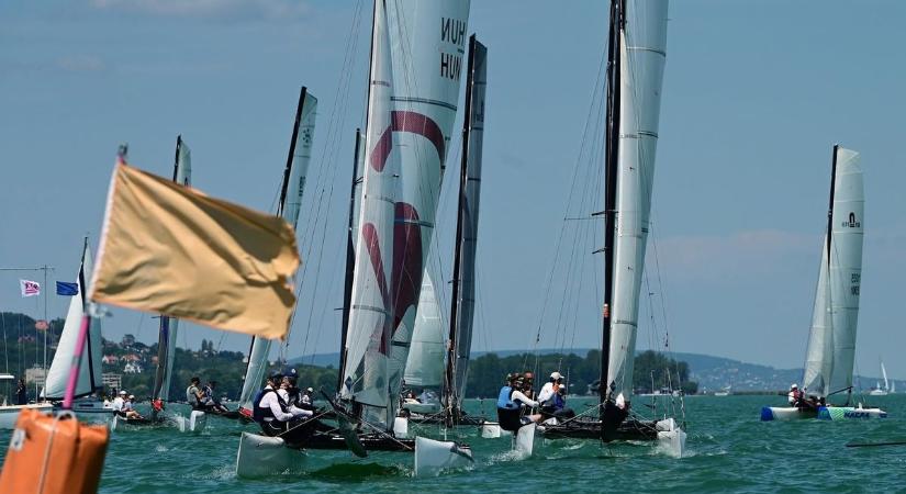 Legendás olimpikonjukra emlékeztek versenyükkel a balatonföldvári vitorlázók