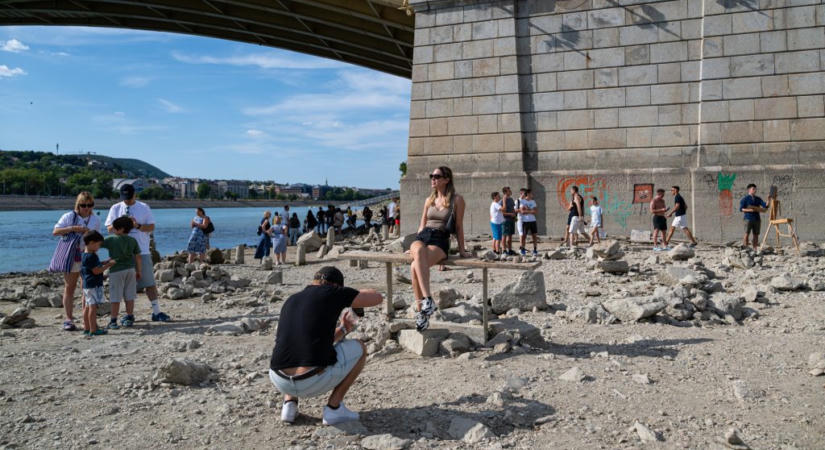 Kutyasétáltatás a mederben – képeken a Duna alacsony vízállása Budapestnél