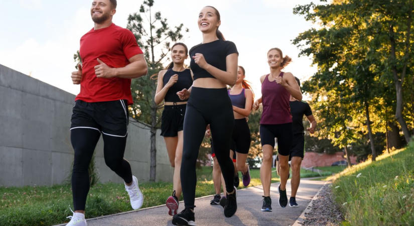 Így válik teljesértékű edzéssé a gyaloglás – Csak egy apró változtatás kell hozzá