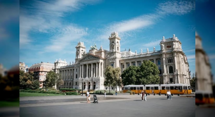 Eltűntek a kordonok a Kúria épülete elől a budapesti Kossuth téren