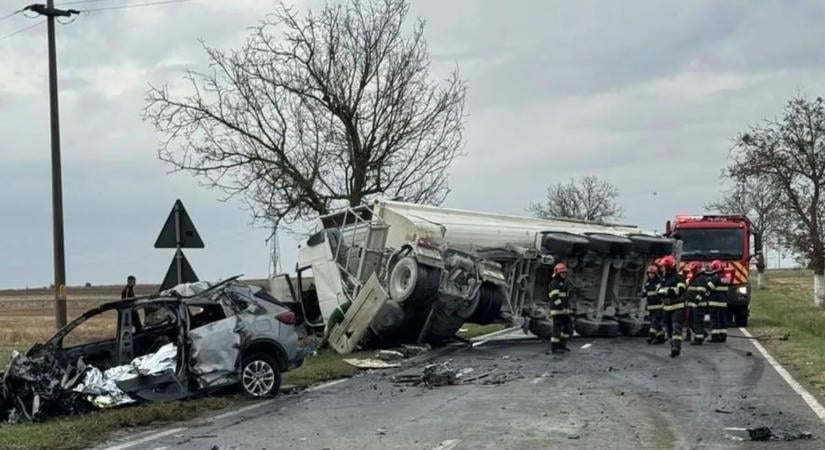 Szörnyű halálos baleset történt: kamionnal ütközött, majd kigyulladt egy autó