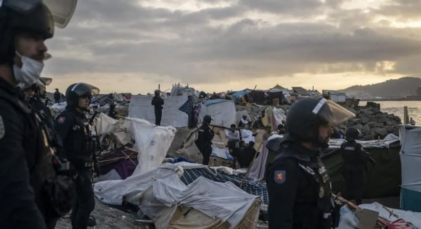 Több ezer fős migránstábort számoltak fel Ceutában a királyi látogatás előtt – videó