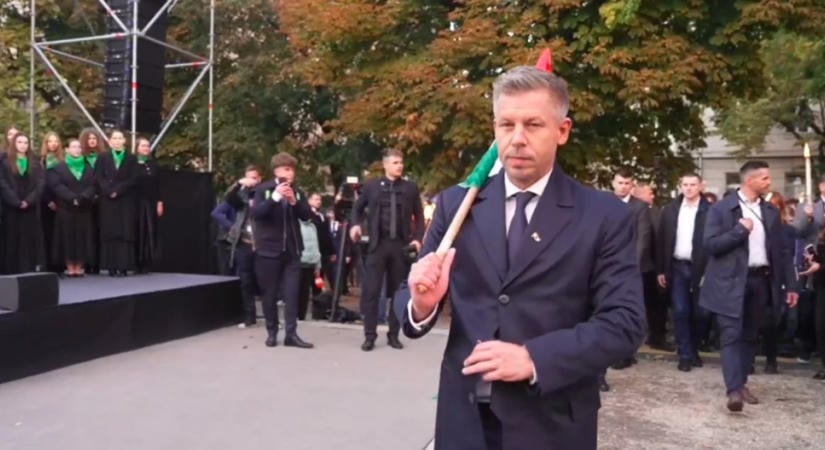 Magyar Péterrel az élen vonul a fáklyás menet Budapesten