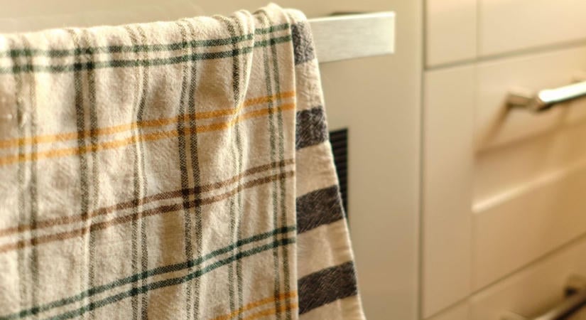 Így tisztítsd meg a zsíros konyharuhát: ezzel az egyszerű módszerrel újra ragyogóan tiszta lehet