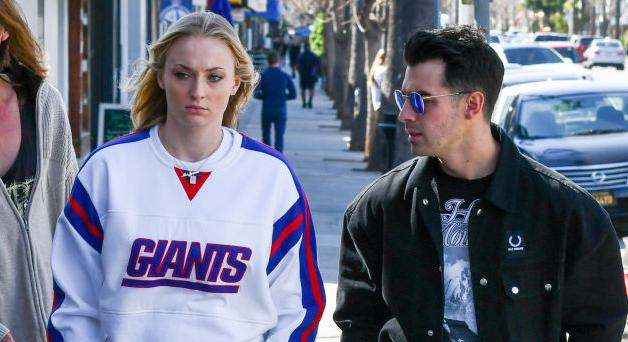 Sophie Turner kiakadt, mert egy paparazzo lefotózta a gyerekét
