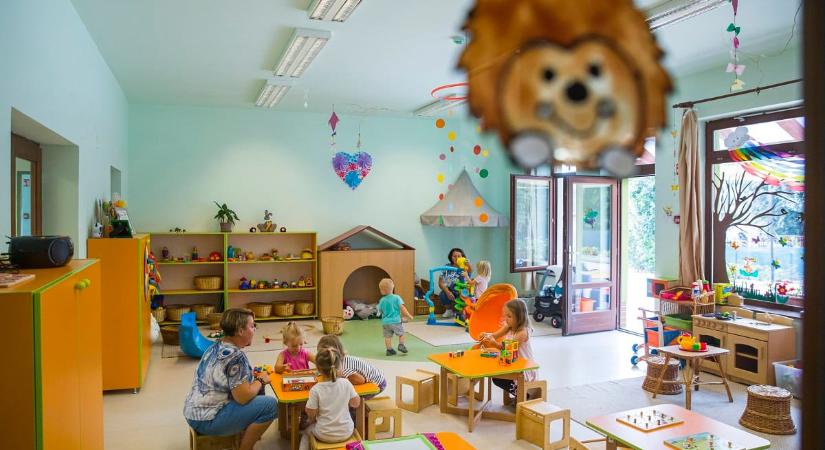 Bérrendezést és rendszeres érdekegyeztetést kérnek a bölcsődei dolgozók – megkezdődtek a tárgyalások a minisztériummal