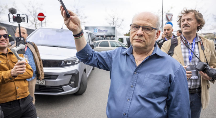Biztonsági őrökkel dobták ki a köztévéből, most a KDNP parlamenti páholyában bukkant fel Császár Attila