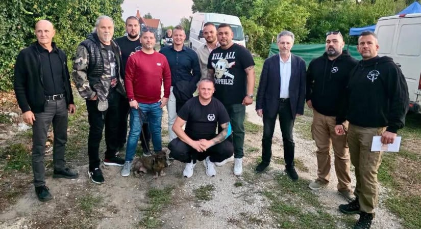 Schiffer András eljutott a Betyárseregig, még nem lépett be, de velük pózolt