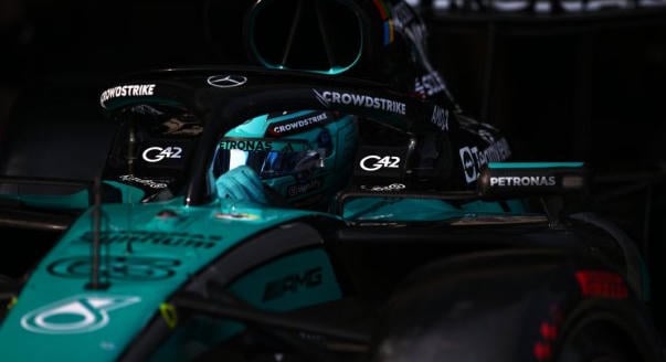Régi autóját is teszteli Szingapúrban a Mercedes
