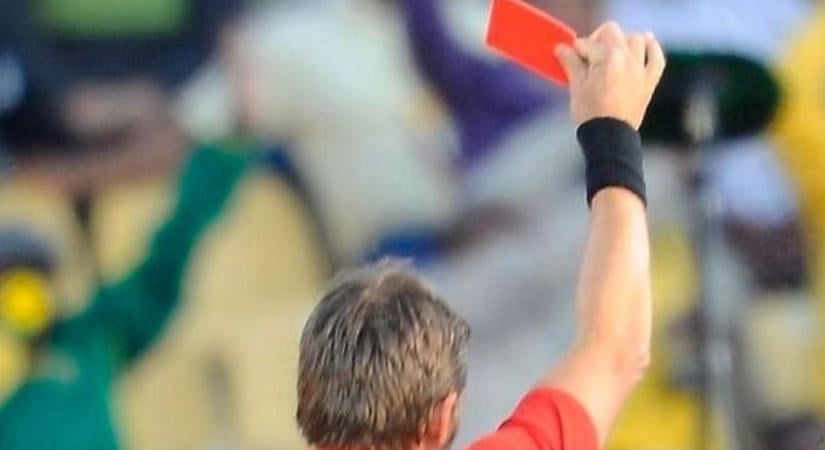 Elszabadult a pokol a focipályán: négy évre elmeszelték a bírót kiütő játékost