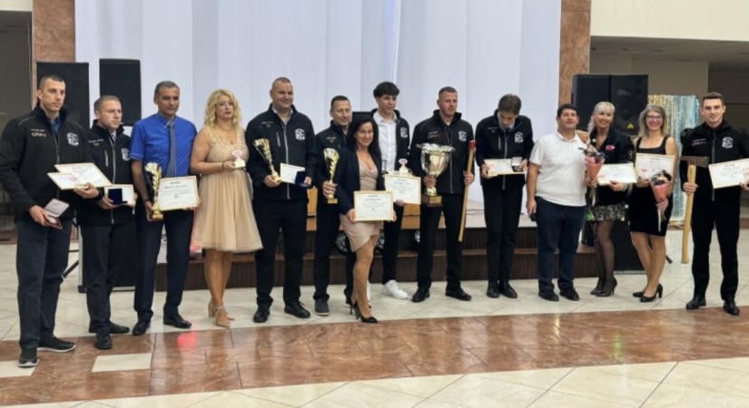 Tizenegy Tolna megyei tűzoltó érdemelte ki a lovagi címet