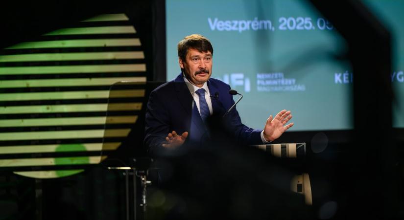 Áder Jánosék esete a fekete katonalegyekkel és a 10 milliárdot bukó lárvagyárral
