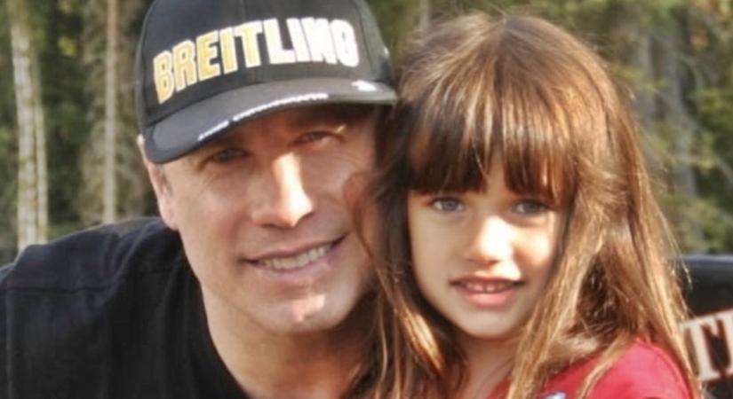 John Travolta lánya kinézetével mindenkit levesz a lábáról: friss fotókon a 25 éves Ella Travolta