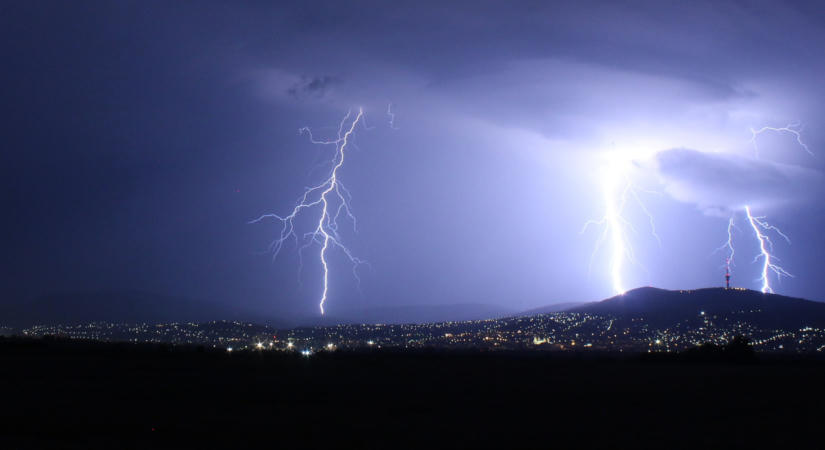 Villámfényes éjszakával lépünk át a meteorológiai őszbe
