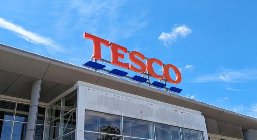 Komoly szigorításokat vezet be a Tesco: ez rengeteg saját márkás terméket érint