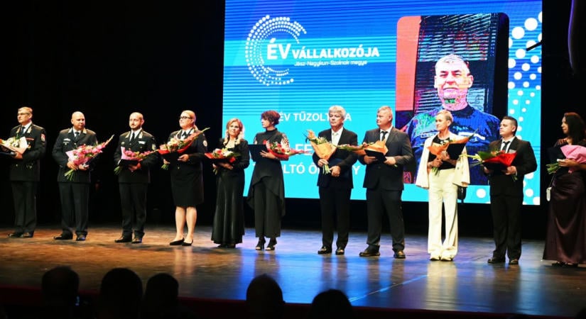 Kiválóságok sora a díjazottak között: ők kapták idén a megye legrangosabb elismeréseit – galériával