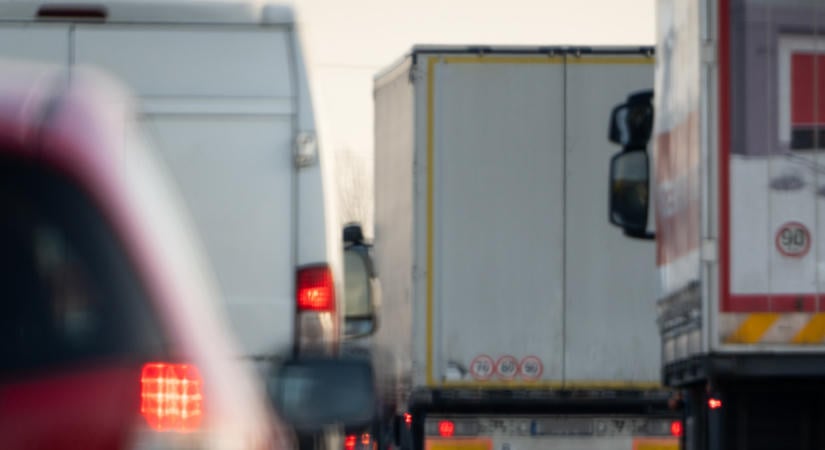 Hatalmas a dugó az M1-es autópályán: már tíz kilométeres a kocsisor a baleset után
