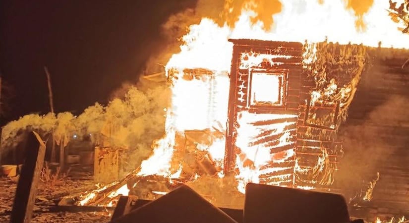 Szörnyű! Többméteres lángcsóvákkal égett rommá egy ház Debrecenben - fotókkal!