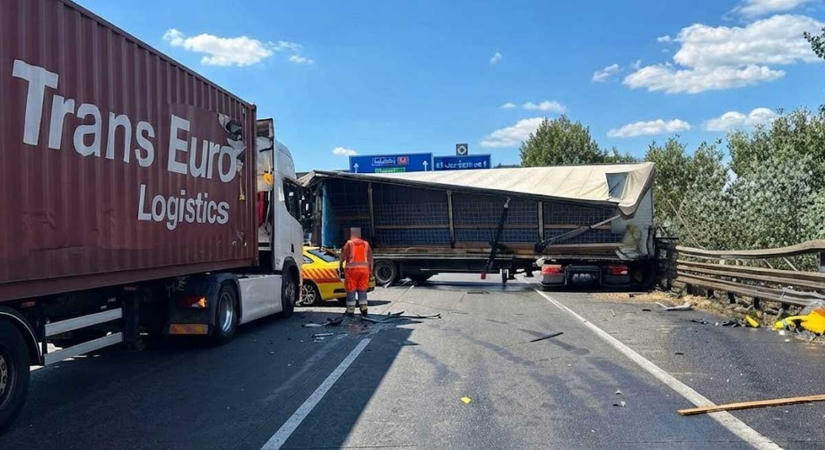 Keresztbe fordult egy kamion az M0-áson: Óriási a torlódás Szigetszentmiklósnál
