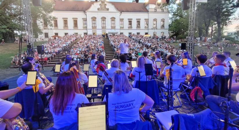 1200 néző ünnepelte a 80 éves pápai fúvószenekart az Esterházy-kastélynál