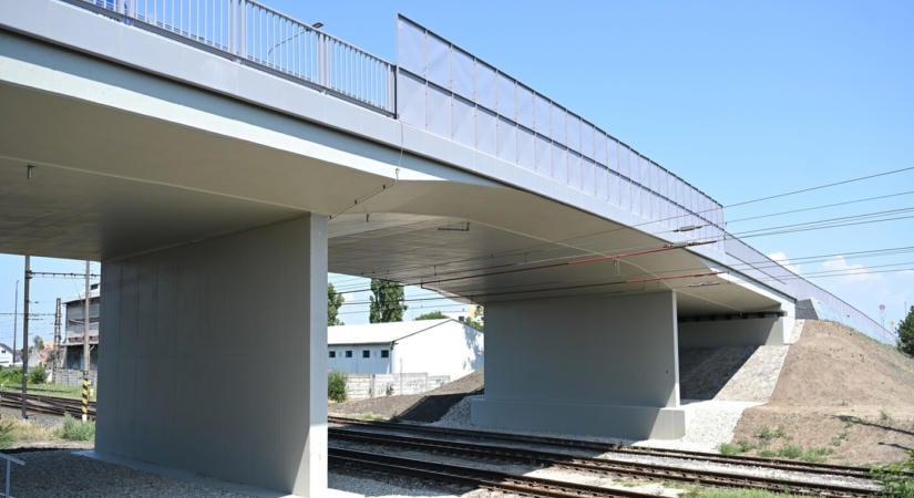 Hét év után elkészült a szeredi híd, ismét fizetős az R1-es érintett szakasza