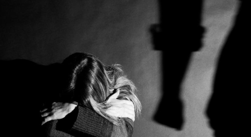 „Ne engedjük el egymást!” – Emberi lánccal állják körbe az Országházat a nők elleni erőszak miatt