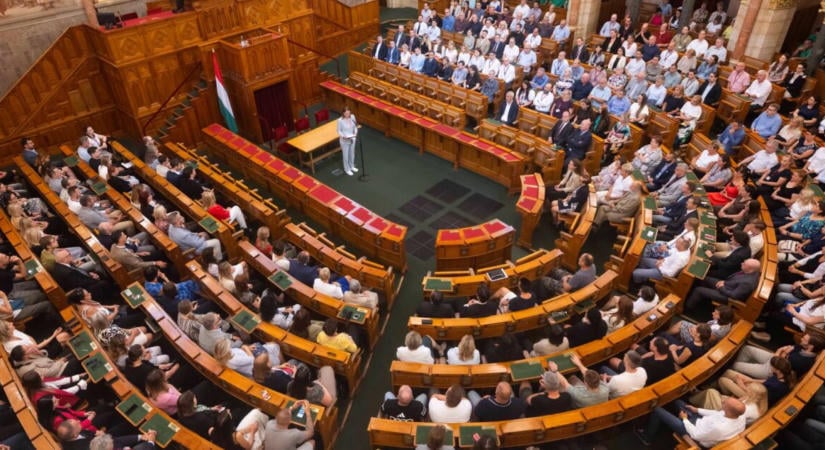 Így szólította fel Forsthoffer Ágnes Hankó Balázst, hogy önként hagyja el a Parlament épületét