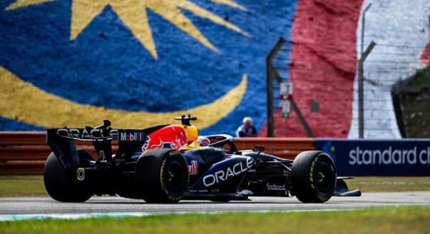 Verstappen-esély és legalább két kiállás Sepangban?