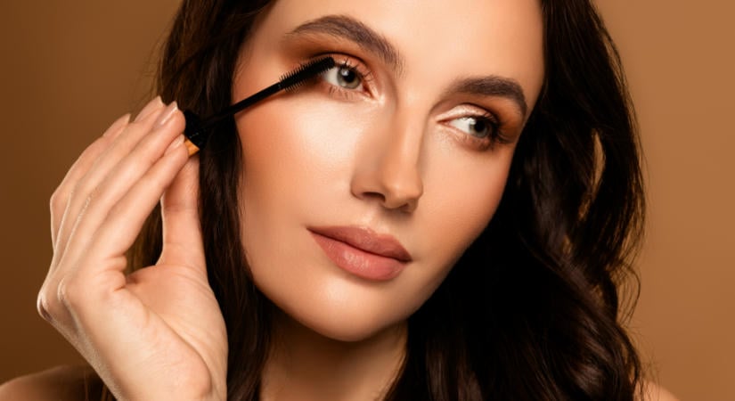 A barna szempillaspirál története: így lett egy régi kedvencből újra beauty trend