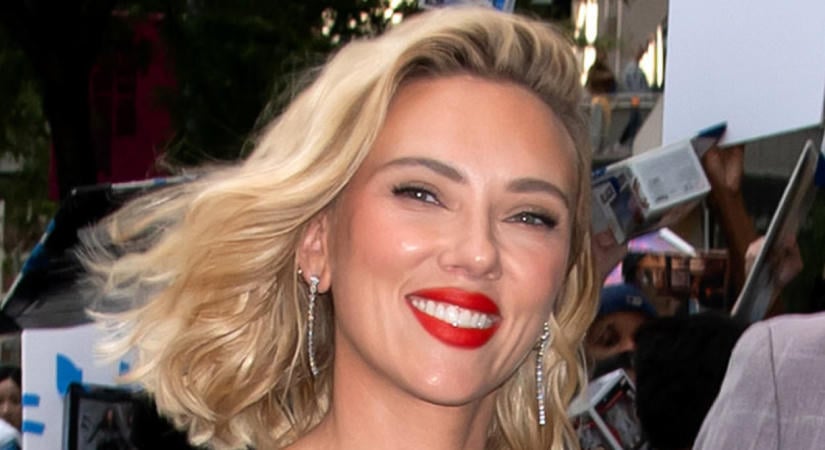 Scarlett Johansson már most viseli 2027 tavaszának egyik legnagyobb táskatrendjét - és mi is imádjuk