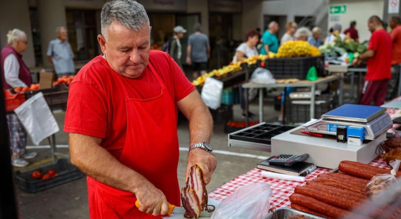 Aki korán kel, sokat spórolhat – nagyot változott a szekszárdi piac kínálata (galéria)