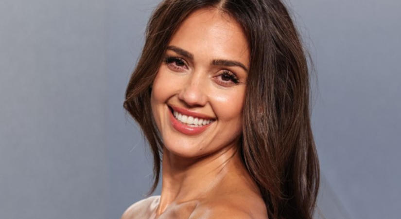 Jessica Alba konyhája nem áll meg a sima bézsnél – ettől a meleg árnyalattól igazán különleges