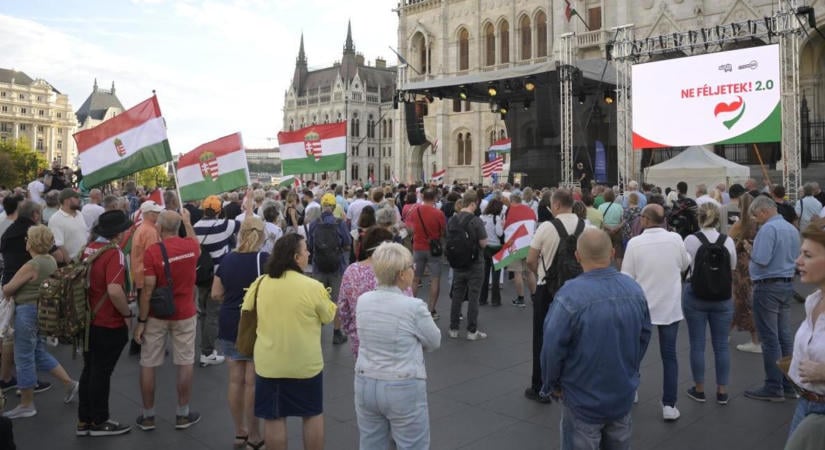 Kormányellenes tüntetés a Kossuth téren: kemény üzenetet küldtek Orbánéknak a jobboldali civilek