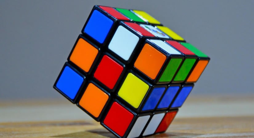 Hatéves kislány állított fel női világcsúcsot a Rubik-kocka kirakásában