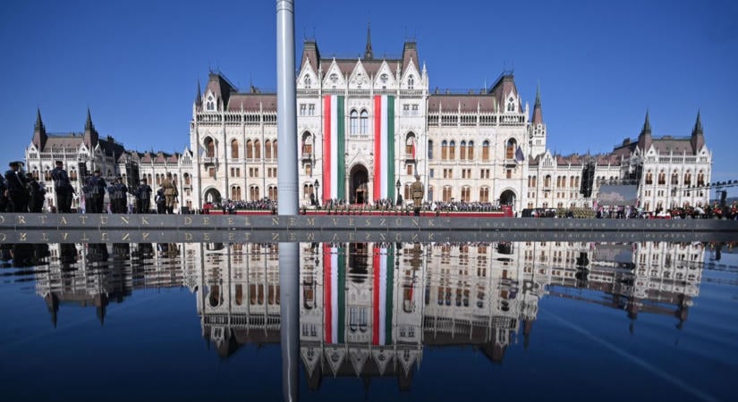 Elkezdődött: a parlament elé vonultak a benzinkutasok, ezekben a percekben érkeznek meg a Kossuth térre – napokig ott fognak maradni, a kormány válaszait akarják hallani