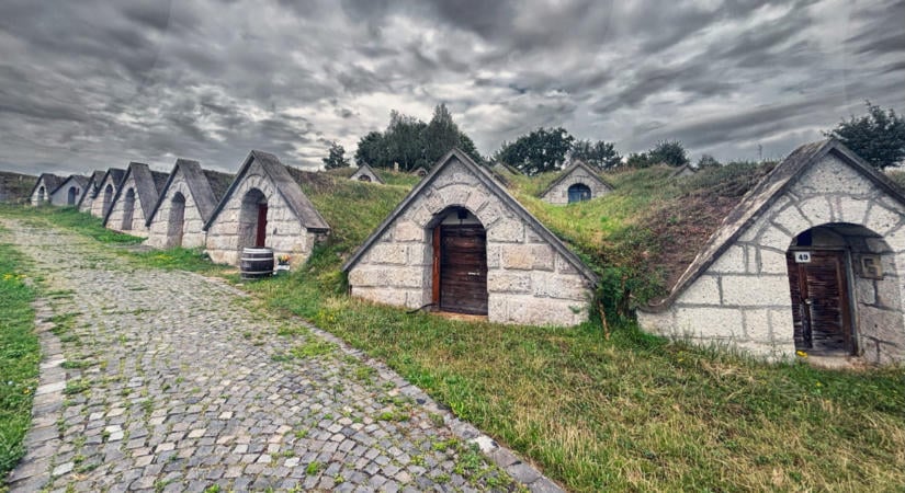 Használt autó áráért saját borospincéd is lehet a világhírű borvidéken: van, amihez borkápolna is jár