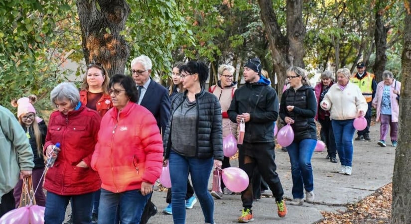 Rózsaszín lufikkal indultak útnak a mellrák ellen