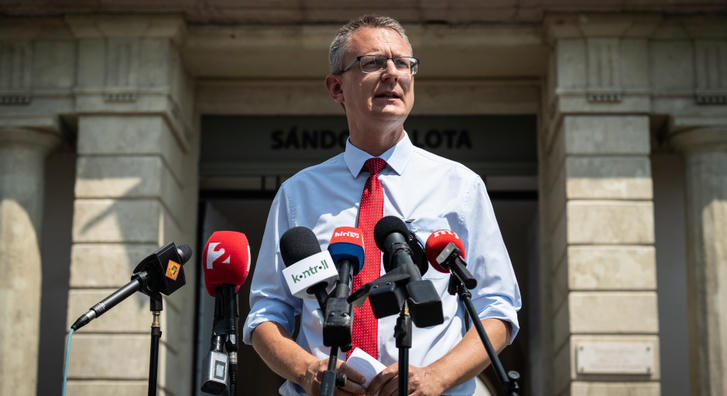 Rétvári Bence szerint mindenkinek le kellett adnia a telefonját