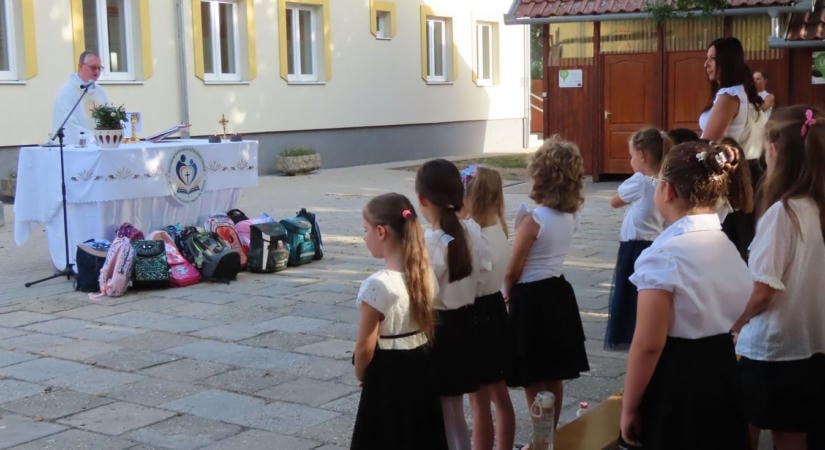 Megáldották az elsősök iskolatáskáját, hogy könnyebb legyen a „cipelése”  fotók